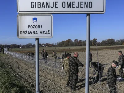 - 11.11.2015 - Gibina v Občini Razkrižje ob reki Muri - slovenska vojska je na meji s Hrva&scaron;ko začela postavljati prve tehnične ovire oziroma žičnato ograjo, ki bo usmerjala prebežnike proti nadzornim vstopnim točkam - začasna usmerjevalna in varovana žičnata ograja - schengensko območje tabla pozor državna meja - gibanje omejeno   - Begunci 2015 - migracije po zahodni balkanski poti - migracijska pot beguncev iz Sirije, Afganistana in Iraka čez Balkan proti zahodni Evropi - evropska begunska kriza - migranti   //FOTO: Jaka Gasar