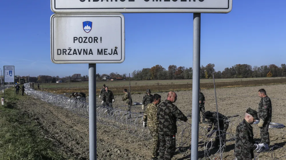 - 11.11.2015 - Gibina v Občini Razkrižje ob reki Muri - slovenska vojska je na meji s Hrva&scaron;ko začela postavljati prve tehnične ovire oziroma žičnato ograjo, ki bo usmerjala prebežnike proti nadzornim vstopnim točkam - začasna usmerjevalna in varovana žičnata ograja - schengensko območje tabla pozor državna meja - gibanje omejeno   - Begunci 2015 - migracije po zahodni balkanski poti - migracijska pot beguncev iz Sirije, Afganistana in Iraka čez Balkan proti zahodni Evropi - evropska begunska kriza - migranti   //FOTO: Jaka Gasar