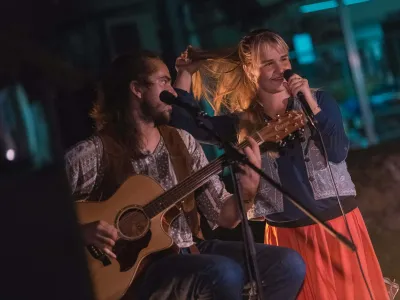 Zajtrk so sveža zasedba na glasbeni sceni, sestavljajo jo vokalistka Laura Krajnc in kitarist Sven Horvat, v raz&scaron;irjeni zasedbi pa &scaron;e harmonikar Matija Solce ter kontrabasistka Neža Pavlovič.