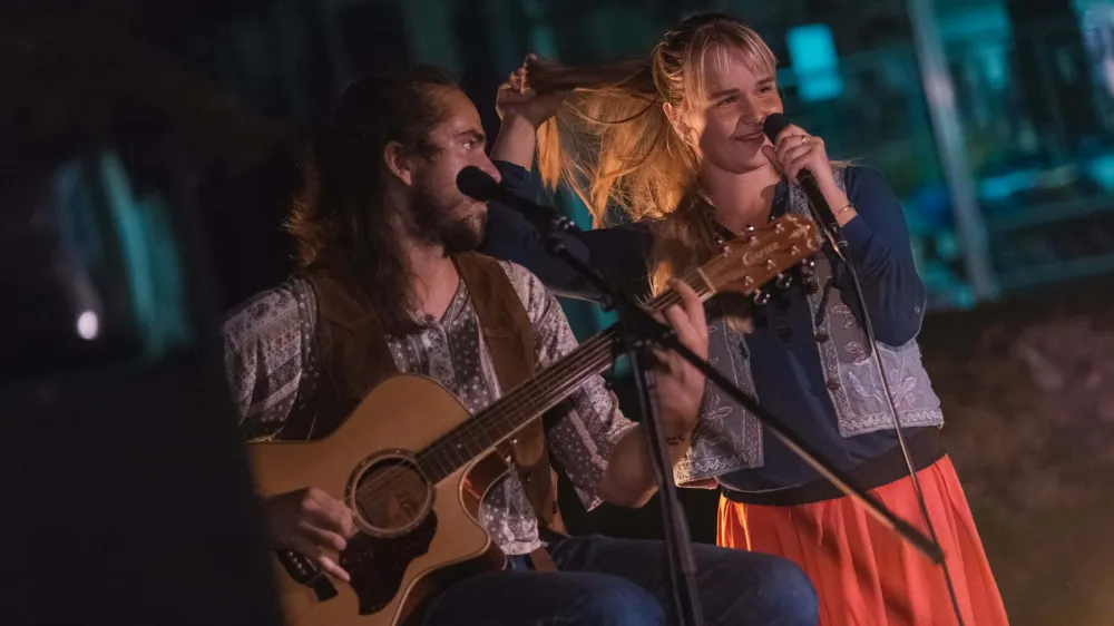 Zajtrk so sveža zasedba na glasbeni sceni, sestavljajo jo vokalistka Laura Krajnc in kitarist Sven Horvat, v raz&scaron;irjeni zasedbi pa &scaron;e harmonikar Matija Solce ter kontrabasistka Neža Pavlovič.