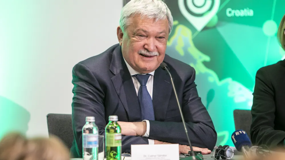 predsednik in glavni izvr&scaron;ni direktor Skupine OTP Sandor Csanyi - 08.01.2020 - Madžarska finančna skupina OTP je lastnica 99,73 odstotnega deleža banke SKB ter stoodstotnih deležev družb SKB Leasing in SKB Leasing Select, - novinarska konferenca ob uradnem koncu prodaje SKB banke Skupini OTP,//FOTO: Matjaž Ru&scaron;t