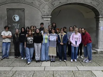 Dijaki S&Scaron;OF, ki so sodelovali pri izbiri imena novega sistema za izposojo koles v domžalski občini.