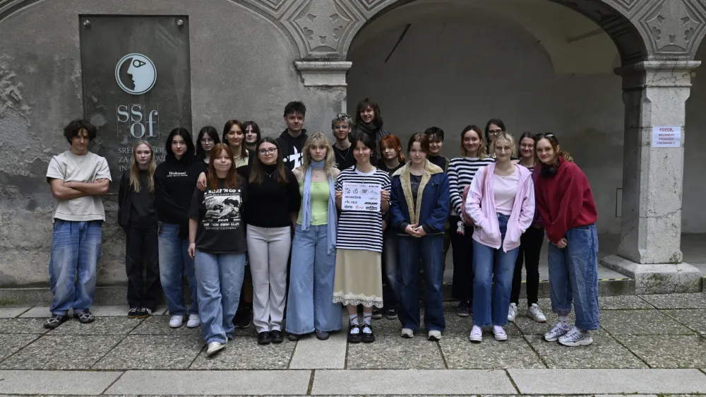 Dijaki S&Scaron;OF, ki so sodelovali pri izbiri imena novega sistema za izposojo koles v domžalski občini.