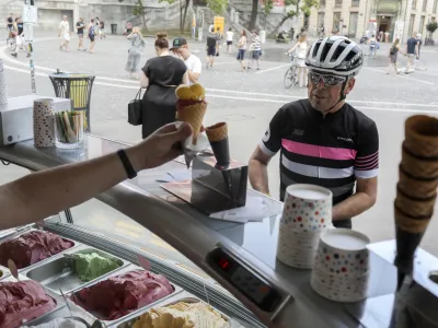 - 29.06.2022 &ndash; prodaja sladoleda v sredi&scaron;ču Ljubljane &ndash; sladoled -  //FOTO: Jaka Gasar