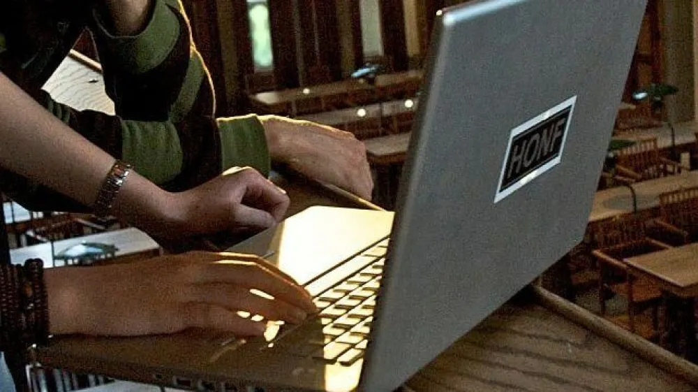 Novela zakona o spodbujanju digitalne vključenosti, s katero bodo na vladni službi za digitalno preobrazbo posku&scaron;ali zagotoviti več denarja za tečaje osnovnih digitalnih ve&scaron;čin, bi lahko bila vsebinsko pripravljena v septembru. Fotografija je simbolična.