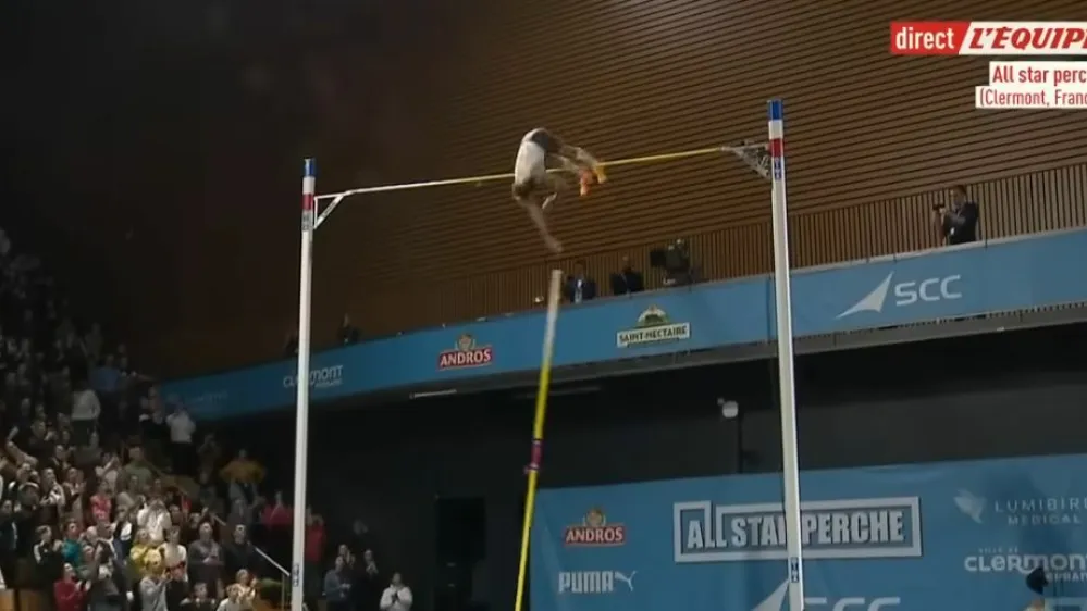 &Scaron;vedski zvezdnik atletike Armand Duplantis je postavil nov svetovni rekord v skoku s palico. 