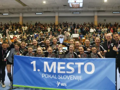 rokomet finale pokala, ajdov&scaron;čina zmagovalke, Foto: Luka Cjuha