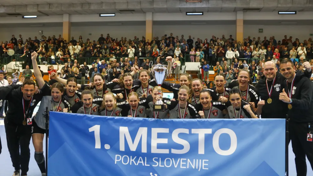 rokomet finale pokala, ajdov&scaron;čina zmagovalke, Foto: Luka Cjuha