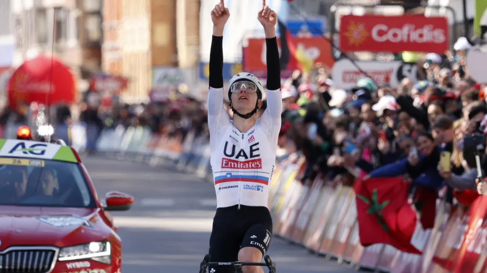 Tadej Pogačar je zmago na dirki Liege&ndash;Bastogne&ndash;​Liege proslavil s pogledom v nebo. F AP