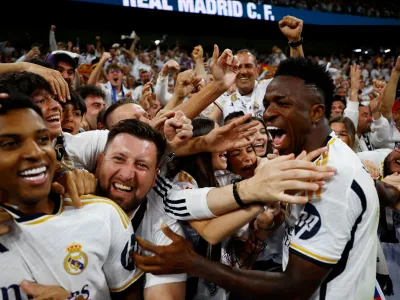 Soccer Football - LaLiga - Real Madrid v FC Barcelona - Santiago Bernabeu, Madrid, Spain - April 21, 2024 Real Madrid's Vinicius Junior and Rodrygo celebrate with fans after Jude Bellingham scores their third goal REUTERS/Susana Vera   TPX IMAGES OF THE DAY