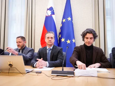 Ljubljana, vlada.Srecanje predsednika vlade Roberta Goloba s predstavniki sindikatov, delodajalcev in vlade, ki sodelujejo v Ekonomsko-socialnem svetu.Minister za finance Klemen Bostjancic, predsednik vlade Robert Golob in minister za delo Luka Mesec.