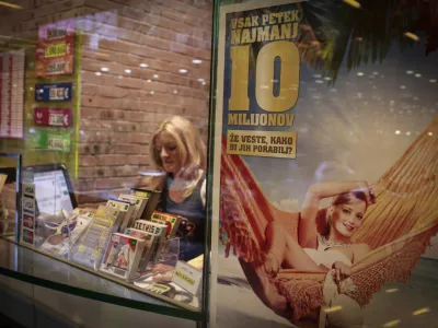 - 24.10.2013 - Prodajno mesto Loterija Slovenije - Pasaža Maximarket.  //FOTO: Luka Cjuha