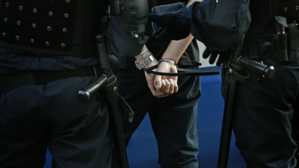 Postopki, v katerih policisti osumljenca umirjajo tudi s pomočjo prisilnih sredstev, se občasno končajo tragično. F Matej Pov&scaron;e Q