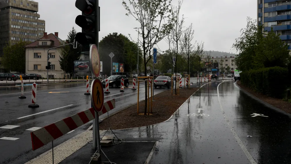 Na ljubljanski občini navajajo več razlogov, zakaj gradbena dela na Linhartovi cesti potekajo tako počasi.&nbsp;