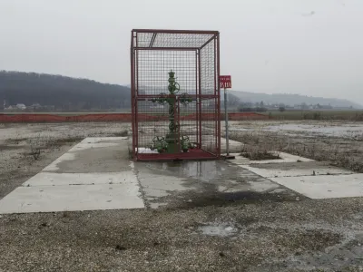 Geoenergu je ugasnila rudarska pravica za izkori&scaron;čanje nafte in plina v Pomurju, ministrstvo za naravne vire pa noče prevzeti proizvodnje.&nbsp;