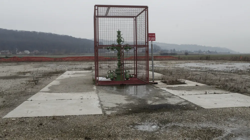 Geoenergu je ugasnila rudarska pravica za izkori&scaron;čanje nafte in plina v Pomurju, ministrstvo za naravne vire pa noče prevzeti proizvodnje.&nbsp;