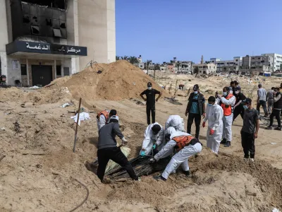 Odstranjevanje trupel v Han Junisu, kjer so po umiku izraelske vojske začeli izkopavati enega od dveh množičnih grobi&scaron;č pri bolni&scaron;nicah v Gazi. Da so grobovi tam, se je vedelo, ne pa tudi, koliko ljudi je tam pokopanih.&nbsp;