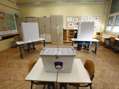 - voli&scaron;če - - 27.11.2022 &ndash; Referendumi 2022 &ndash; glasovanje o treh zakonodajnih referendumih, in sicer o&nbsp;noveli Zakona o vladi, noveli Zakona o dolgotrajni oskrbi in noveli Zakona o Radioteleviziji Slovenija&nbsp;&nbsp;//FOTO: Luka Cjuha