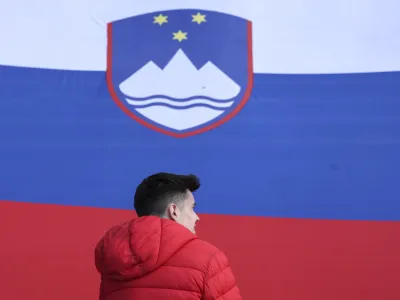 slovenska zastava- 19.04.2023 &ndash; Združenje za vrednote slovenske osamosvojitve je ob robu razprave o interpelaciji vlade pripravilo protestni shod pod geslom Za Slovenijo in resnico //FOTO: Jaka Gasar