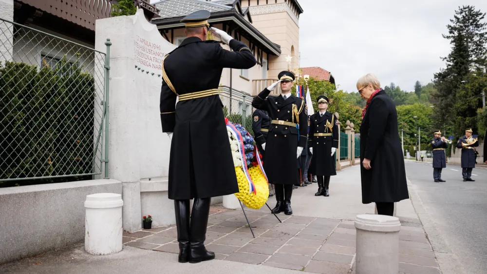 Ljubljana, Spomenik OF.Predsednica republike Natasa Pirc Musar je ob dnevu upora proti okupatorju polozila venec k spomeniku OF v Rozni dolini.