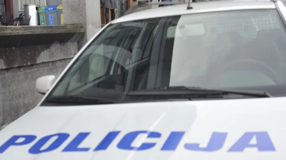  simbolična - ilustrativna fotografija NLB, afera, preiskave, preiskava, policija- &Scaron;martinska cesta 132 - Nova Ljubljanska banka - hi&scaron;na preiskava -   - hi&scaron;ne preiskave 2013 - kriminalistična preiskava domnevno spornega poslovanja NLB. - zaradi nepravilnosti pri odobravanju kreditov banka o&scaron;kodovana za tri milijone evrov   //FOTO: Tomaž Zajel&scaron;nik