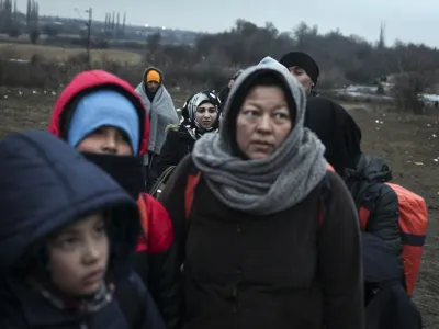 Novi pakt predvideva poseben solidarnostni mehanizem za pomoč tistim državam, ki se soočajo z največjim &scaron;tevilom migrantov. Preostale članice bodo lahko pomagale s sprejemom določenega &scaron;tevila prosilcev za azil, plačevanjem finančnih prispevkov ali zagotavljanjem operativne podpore. Fotografija je simbolična.&nbsp;