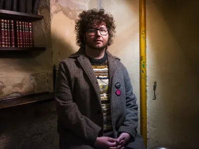 &raquo;Postopek literarizacije osebnih stvari pri meni ustvari tisto nujno distanco med tem, kar je bilo res in kar je v pesmi,&laquo; pravi pesnik Pino Pograjc. Foto: Nik Erik Neubauer