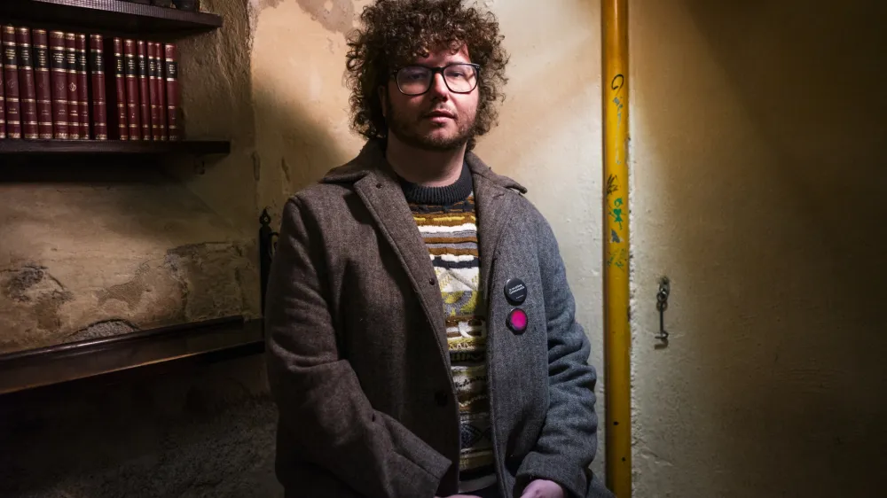 &raquo;Postopek literarizacije osebnih stvari pri meni ustvari tisto nujno distanco med tem, kar je bilo res in kar je v pesmi,&laquo; pravi pesnik Pino Pograjc. Foto: Nik Erik Neubauer