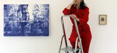 Vizualna umetnica Helena Tahir na svoji aktualni razstavi Poslednji sektor v galeriji Ravnikar.