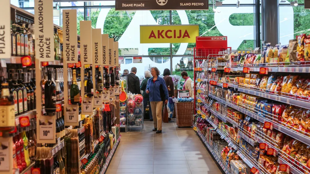 Trgovina Spar v Zalogu, trgovina, market, hrana- 09.05.2016 - Poslovno-upravni center Zalog, Agrokombinatska cesta 2, - projekt javno-zasebnega partnerstva med Mestno občino Ljubljana in drubo SPAR Slovenijad.o.o..     //FOTO: Bojan Velikonja 