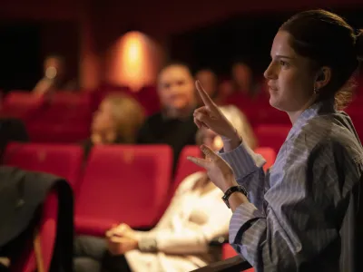 &Scaron;pela Rotar pozdravlja projekt Kinodvor za gluhe in naglu&scaron;ne ter si želi, da bi gluhi in sli&scaron;eči &scaron;e bolj povezano sobivali skupaj.&nbsp;