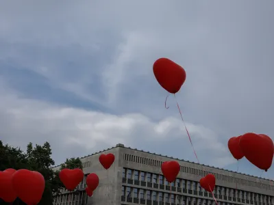 - simbolična fotografija - baloni - srce - parlament - //FOTO: Jaka Gasar