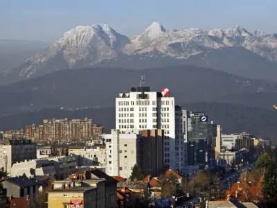 -  poslova stavba Mercator, Dunajska cesta, stanovanjska soseska Bežigrad v Ljubljani, hribi,panoramski posnetek - panorama //FOTO: Tomaž Skale