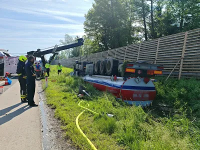 V nesreči cisterne na primorski avtocesti pred Brezovico je umrl 33-letni voznik. 