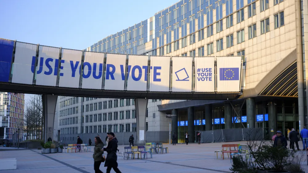 Postavlja se vpra&scaron;anje, ali je kandidatna lista stranke Vesna po smrti Mance Ko&scaron;ir &scaron;e ustrezna. Na fotografiji plakat kampanje za leto&scaron;nje evrovolitve na stavbi evropskega parlamenta v Bruslju s sloganom Uporabi svoj glas. Foto: STA