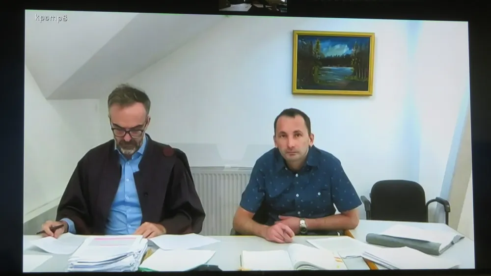 &raquo;Zelo mi je žal za to, kar se je zgodilo. A spremeniti ne morem ničesar. Ne počutim se krivega,&laquo; je tik pred izrekom sodbe, zoper katero se je pritožil, dejal Rožle Grintal (desno).&nbsp;