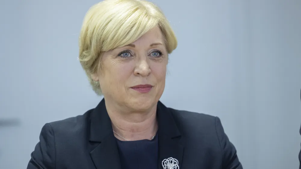 Ljubljana, Drzavna volilna komisija.Vlozitev kandidatne liste za volitve v Evropski parlament stranke SDS na Drzavno volilno komisijo.Kandidatka Romana Tomc.