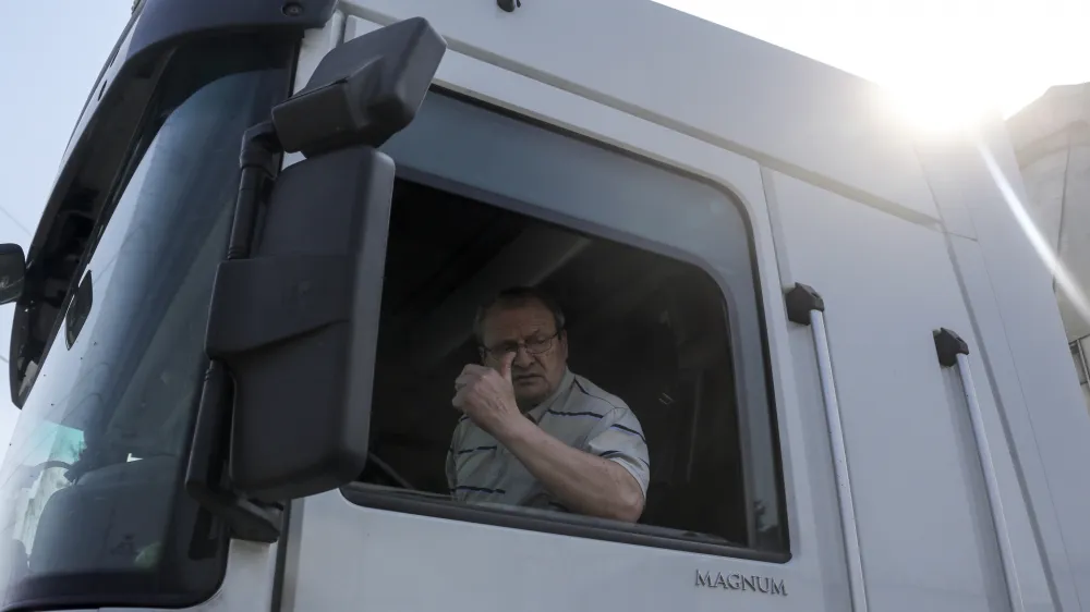 - cestninjenje za tovorna vozila - parkiri&scaron;če - transport, logistika, &scaron;pedicija, mednarodni prevozi - &scaron;oferji - &scaron;pediterji -- 18.3.2014 DARS - Družba za avtoceste v Republiki Sloveniji - Cestninski uporabni&scaron;ki center (CUC) v Ljubljani - informacije v zvezi s plačevanjem cestnine, Grič 54 //FOTO: Jaka GasarOPOMBA: ZA OBJAVO V PRILOGI &ndash; DNEVNIKOV OBJEKTIV - REPORTAŽA 2014