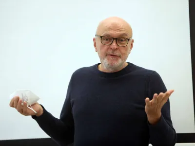 član programskega sveta Združenja ONA VE Miha Mazzini29.11.2021 - Združenje ONA VE - predstavitev projekta v okviru katerega je na spletni strani onave.si na voljo seznam strokovnjakinj, pripravljenih za javni nastop, in njihovih kontaktnih podatkov,//FOTO: Tomaž Skale 