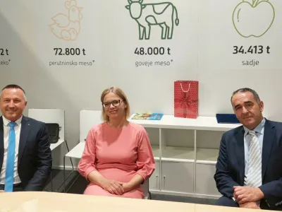 Agencija za kmetijske trge in razvoja podeželja: Ervin Kosi (na desni), Miran Miheliča(na levi), Sanja Ajanović Hovnik. F arhiv Agencije za kmetijske trge in razvoj podeželja 