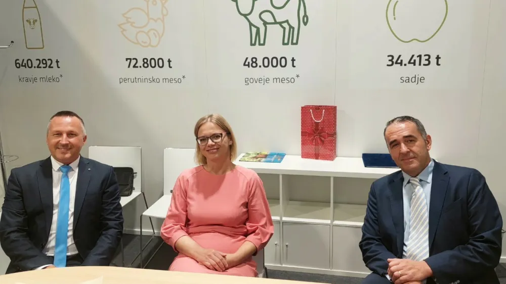 Agencija za kmetijske trge in razvoja podeželja: Ervin Kosi (na desni), Miran Miheliča(na levi), Sanja Ajanović Hovnik. F arhiv Agencije za kmetijske trge in razvoj podeželja 