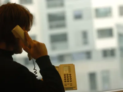 iklustracija - telefoniranje - prislu&scaron;kovanje,, // FOTO: Luka CjuhaOPOMBA: ZA OBJAVO V ČASOPISU DNEVNIK