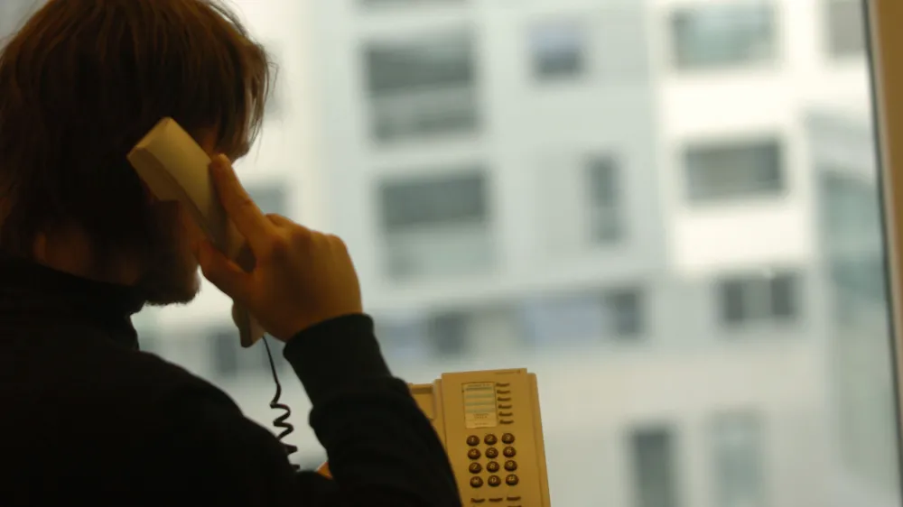 iklustracija - telefoniranje - prislu&scaron;kovanje,, // FOTO: Luka CjuhaOPOMBA: ZA OBJAVO V ČASOPISU DNEVNIK