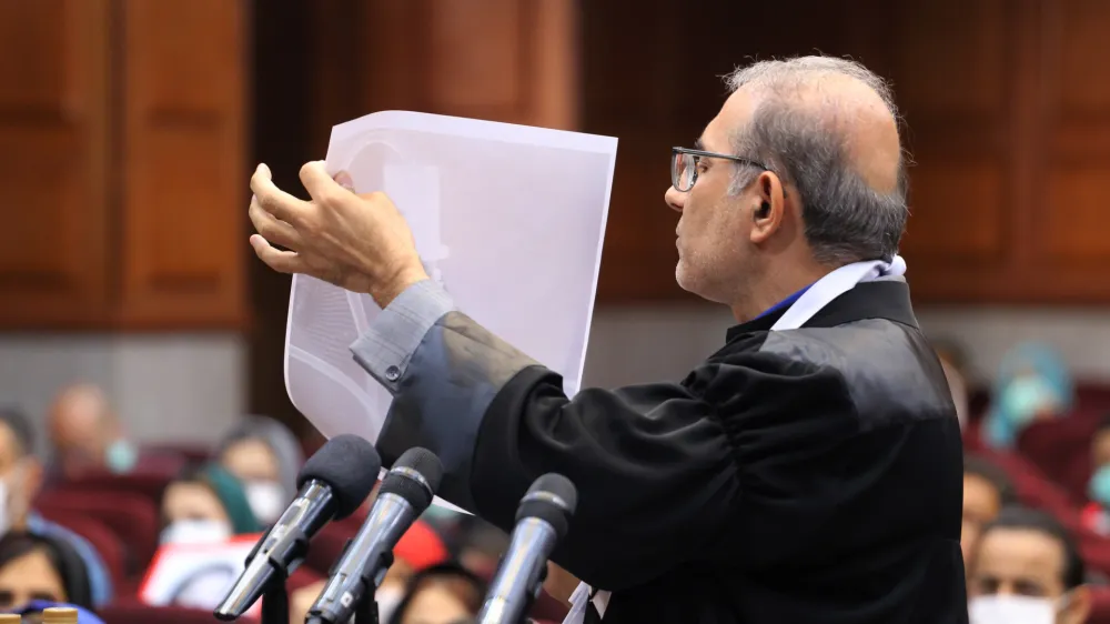 07 May 2024, Iran, Tehran: An Iranian lawyer shows a document to the audience at Imam Khomeini Judicial Complex Court during the hearing of the complaint of Iranian thalassemia patients against the United States, the government, and other defendants in Tehran. Photo: Rouzbeh Fouladi/ZUMA Press Wire/dpa