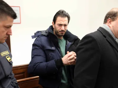 Romuna Nicuja Ovidiuja Mogosa je izdal tudi telefon, ki so ga bazne postaje zaznale na območju vseh 53 vlomov.
&nbsp;