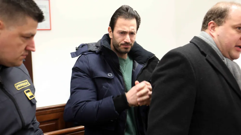 Romuna Nicuja Ovidiuja Mogosa je izdal tudi telefon, ki so ga bazne postaje zaznale na območju vseh 53 vlomov.
&nbsp;