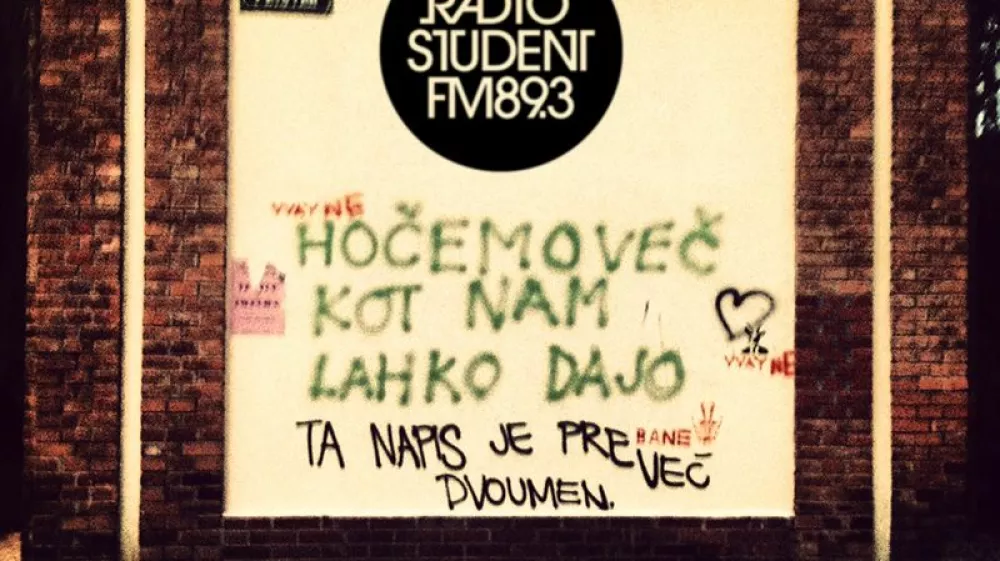 Simpozij: Odvisni od neodvisnosti grafit