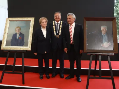 Julijana Žibert, Zoran Janković in prof. Janez Koželj09.05.2024 - slavnostna seja mestnega sveta Mestne občine Ljubljana ob mestnem prazniku, na kateri bo župan Zoran Janković podelil najvi&scaron;ja priznanja mestaFOTO: Luka Cjuha