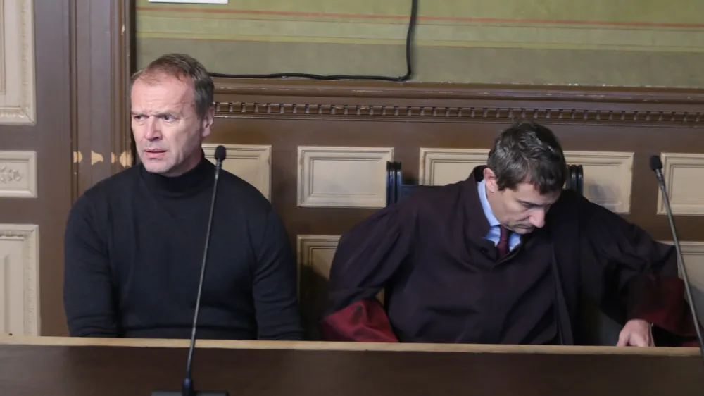 Čeprav je krivdo zanikal, je Marko Kuhar dogodek obžaloval. V zagovoru je dejal, da bi gospoda Ivana sku&scaron;al prestreči, če bi videl, da pada.&nbsp;