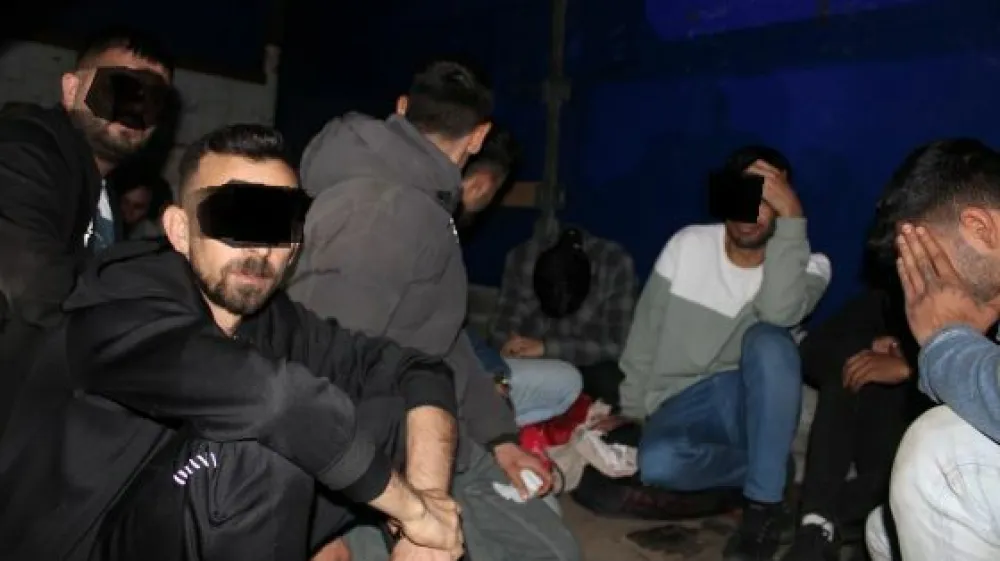 V tovornjaku so policisti odkrili 27 tur&scaron;kih državljanov (med njimi devet otrok), ki so v Slovenijo vstopili nezakonito. 